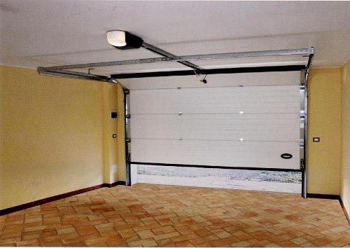 Giải Pháp Tiết Kiệm Không Gian Với Cửa Cuốn Trượt Trần