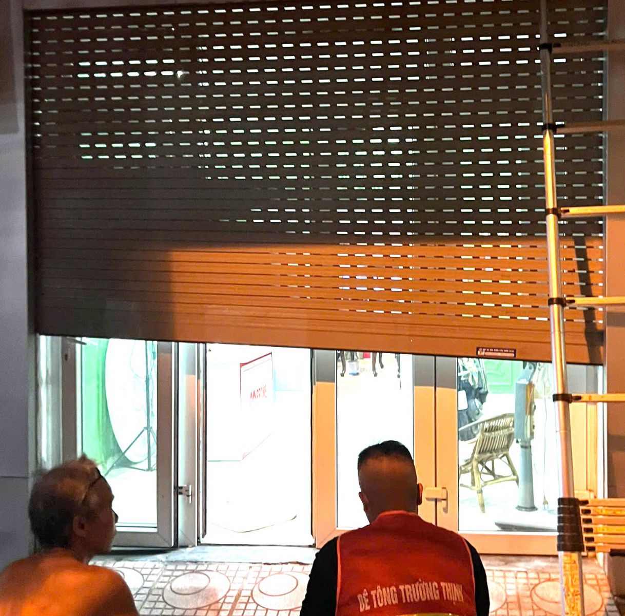 sửa cửa cuốn bị kẹt tại nhà khách hàng