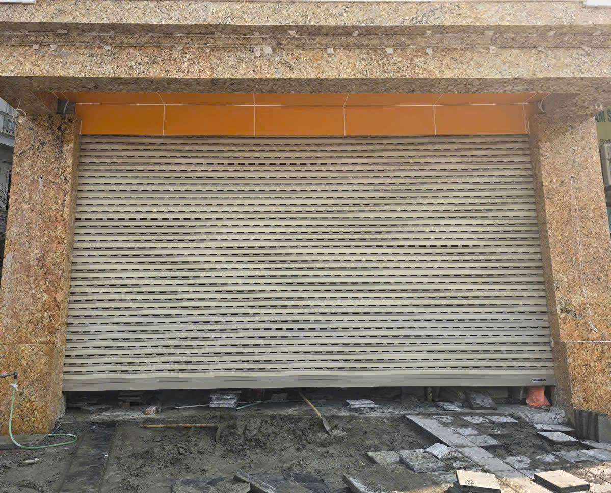 cửa cuốn austdoor C70 siêu thoáng cao cấp lắp đặt tại Hoàng Mai